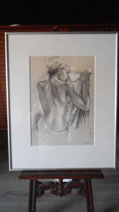 Tekening van een vrouwelijk figuur met zicht op de rug, in zwart-wit stijl.