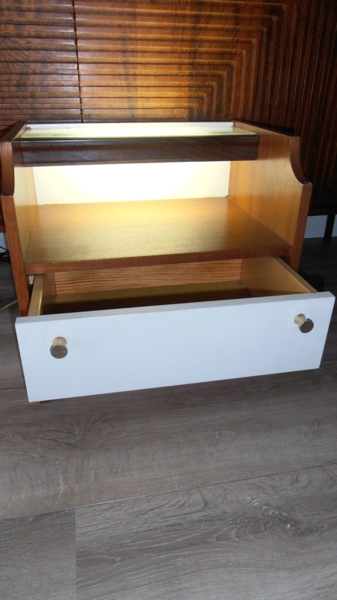 Houten ladekast met één laatje open en een gouden binnenkant.