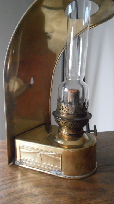 Antieke olie-lamp van brons met een glazen vlamhouder.